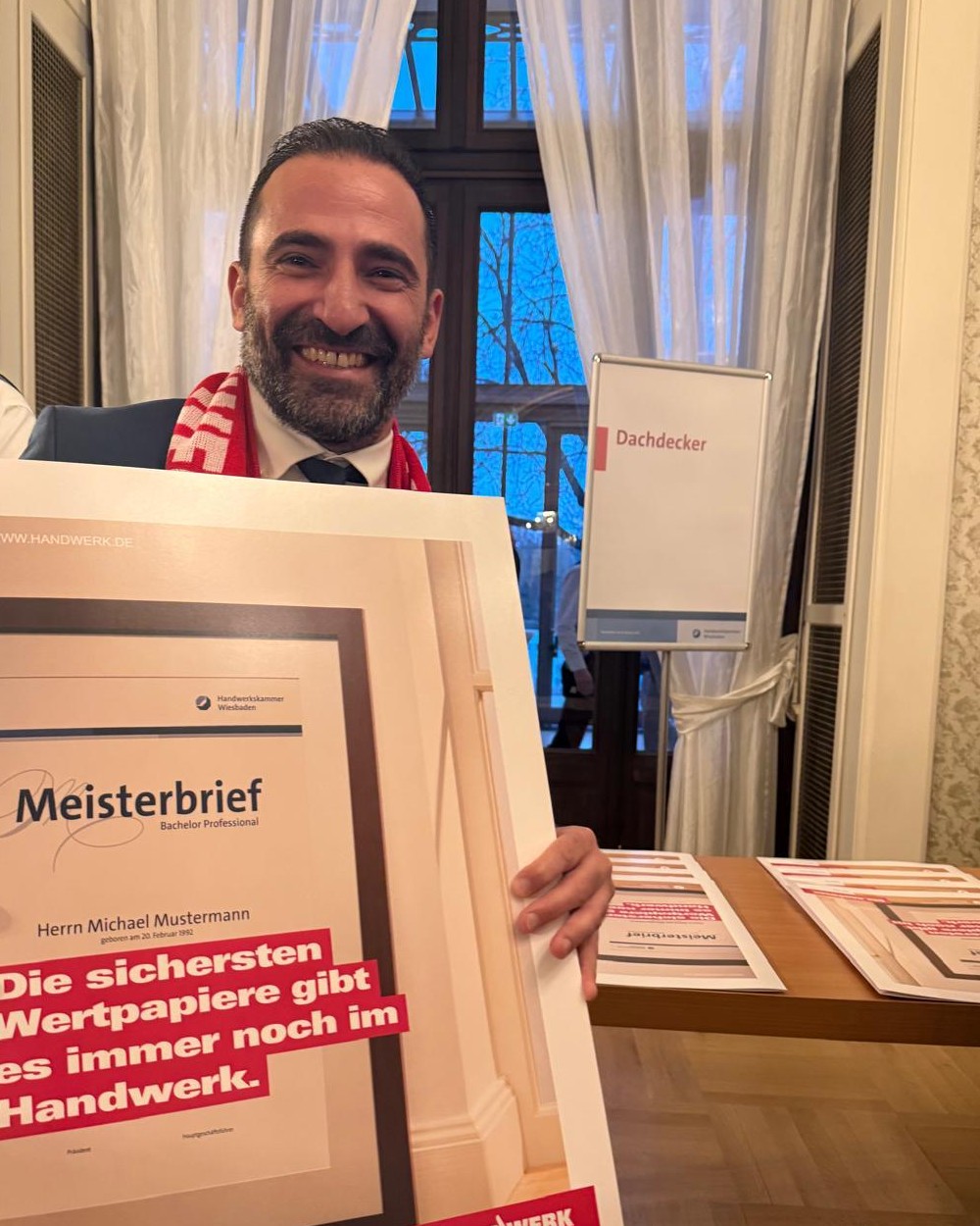 Pietro Manzone mit seinem Meisterbrief der Handwerkskammer Wiesbaden